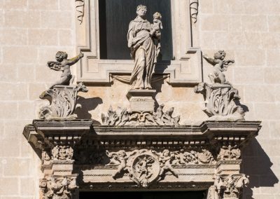 Particolare del portale d'ingresso della chiesa Madonna delle Grazie a Maglie